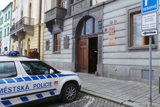 Strážník z Klatov nafackoval v obchoďáku zloději. Prý mu ujely nervy - Novinky